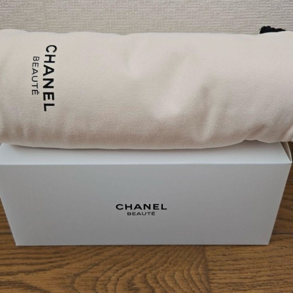 NEW Chanel Beauté cream Travel throw blanket - Picture 2 of 9